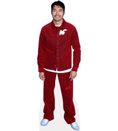 Henry Golding (Red Outfit) Pappaufsteller